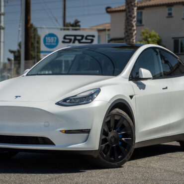 white tesla with caliper wraps